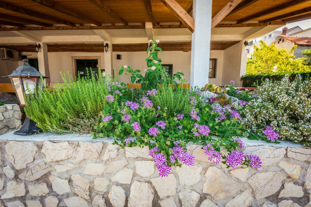 Apartments Galeb Blace Exterior photo