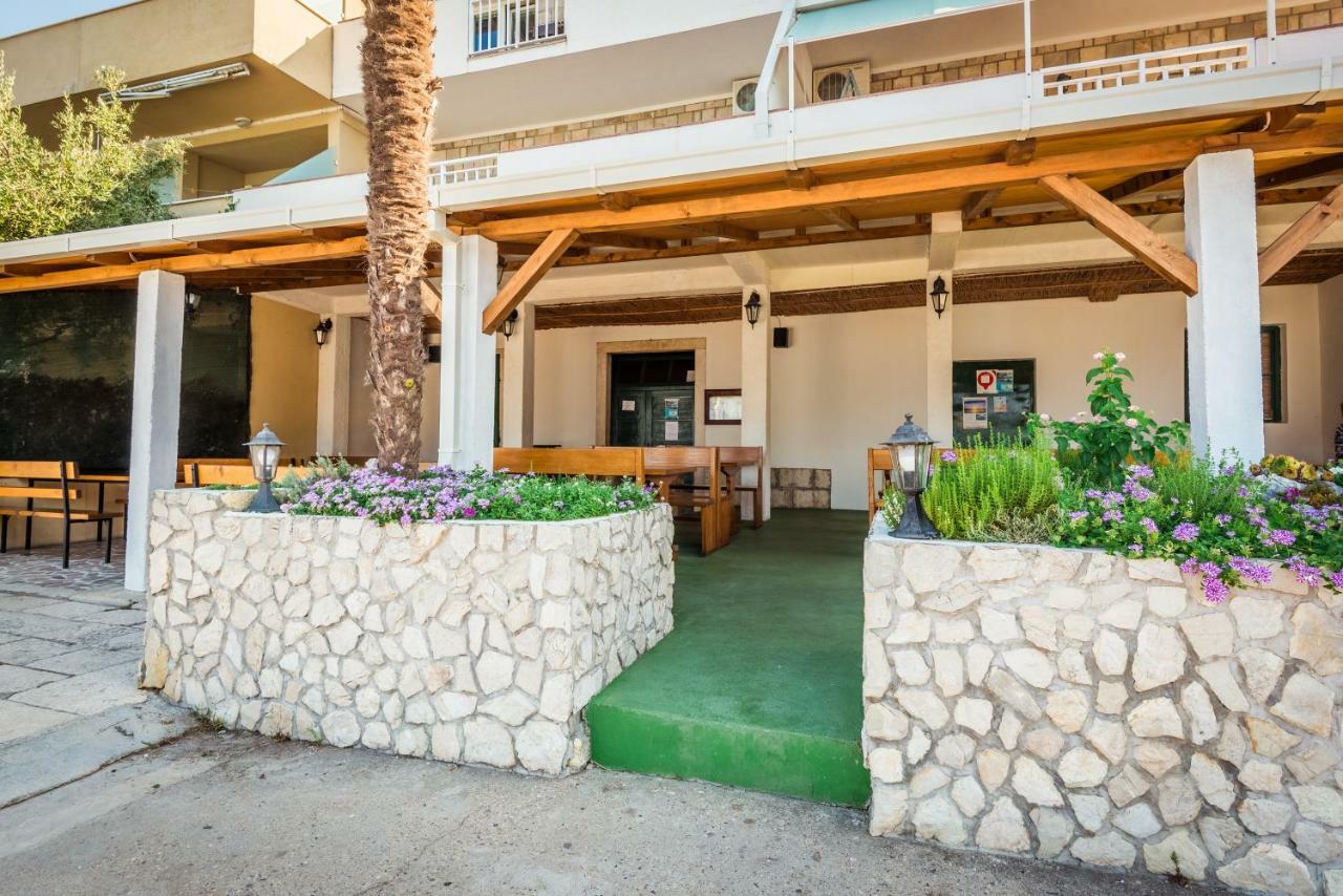 Apartments Galeb Blace Exterior photo