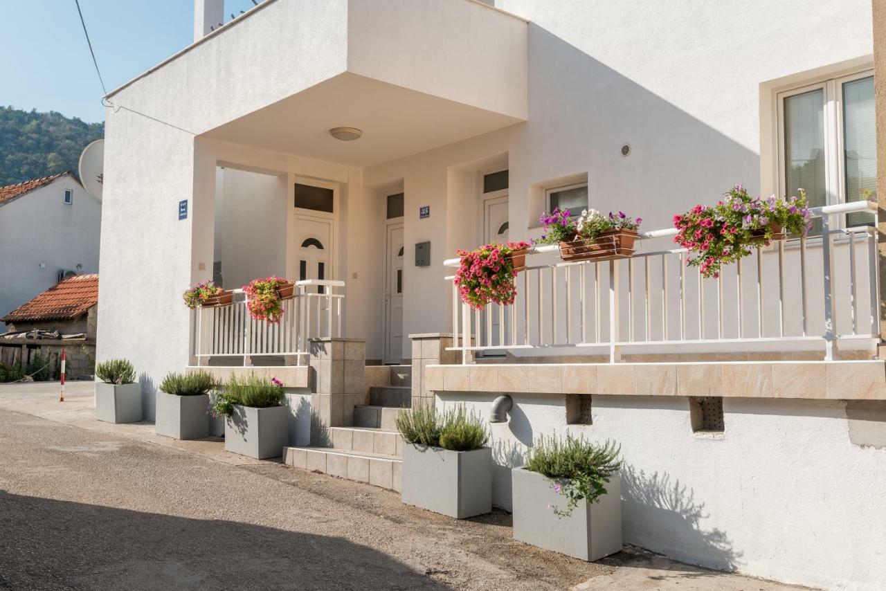 Apartments Galeb Blace Exterior photo